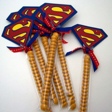 M Party Favor.  Too cute! Superman Centerpiece Ideas, Diy Superman Party Decorations, Superman Party Decorations, Superman Party Favors, Superman Invitations, Superman Baby Shower, Superman Wedding, Superman Baby, Superman Birthday Party