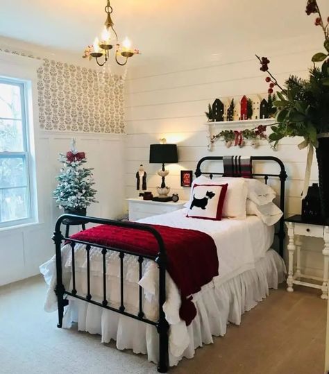 35 Farmhouse Girl Bedroom Ideas Your Daughter Will Love Vintage Boho Decor, Rich Decor, Holiday Bedroom, Spindle Bed, White Shiplap Wall, Shiplap Accent Wall, Christmas Cottage, White Shiplap, Bedroom Decor Cozy