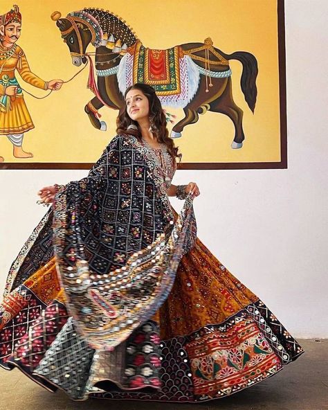 Lehenga Heavy, Navratri Dress, Trendy Outfits Indian, Lehenga Designs Simple, Traditional Indian Dress, Desi Fashion Casual, Indian Dresses Traditional, Traditional Indian Outfits, Designer Dresses Casual