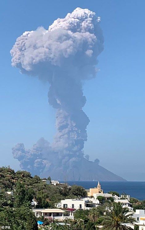 Stromboli Island, Stromboli Volcano, Hotel Worker, Volcano Eruption, Italian Holiday, Active Volcano, Archipelago, Tourist Destinations, Our World