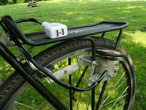 Build a USB charging station on your bike Bike Generator, Diy Bicycle, Build A Bike, Usb Gadgets, Bike Mount, Pedal Power, Power Generator, Cargo Bike, Au Naturale