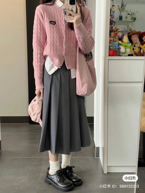 Grey Modest Outfit, Kawaii Business Casual, Grey And Pink Outfit, Japanese Fashion Women Casual, Pink And Grey Outfit, Japan Clothes, Modest Girly Outfits, Long Skirt Fashion, Muslim Outfits Casual