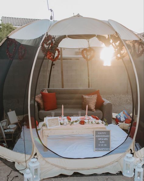 Bubble Tent Picnic Ideas, Bubble Picnic, Tent Picnic, Picnic Business, Date At Home, Picnic Planning, Valentines Idea, Winter Picnic, Diner Party