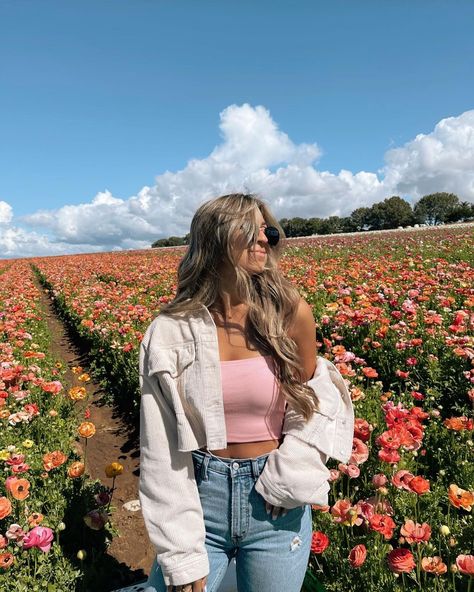 Flower Farm Outfit Ideas, Outfit For Flower Field, Flower Fields Outfit, Flower Field Outfit Ideas Jeans, Keukenhof Gardens Outfit, Photoshoot In Flower Fields, Flower Garden Outfit Ideas, Carlsbad Flower Fields Photoshoot, Flower Field Outfit Ideas