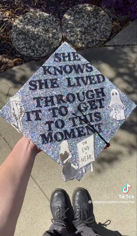 Graduation Cap Designs Phoebe Bridgers, Grad Cap Phoebe Bridgers, Billie Eilish Graduation Cap Ideas, Zach Bryan Grad Cap, Noah Kahan Graduation Cap, Phoebe Bridgers Graduation Cap, Grad Cap Ideas Aesthetic, Phoebe Bridgers Grad Cap, Grad Cap Aesthetic