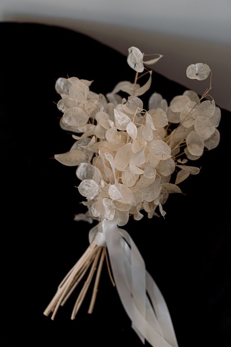 Lunaria Wedding Bouquet, Dried Floral Bridal Bouquet, Dry Bridal Bouquet, Unique Flower Bouquet Wedding, Minimalistic Bridal Bouquet, Dried Bridal Bouquet Ideas, Modern Bridal Bouquet Unique, Wedding Flowers Unique, Unique Bride Bouquet