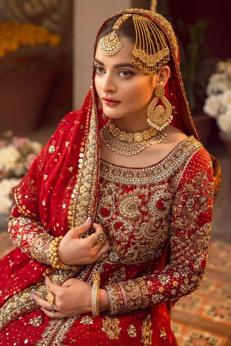 Wedding Dresses Pakistan, Maroon Lehenga, Red Bridal Lehenga, Pakistani Bridal Dress, Dupatta Style, Red Bridal Dress, Golden Embroidery, Heavy Dresses, Zardozi Embroidery