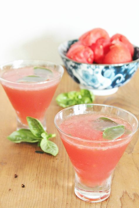 Skinny Watermelon-Basil Martini (Under 100 Calories) Cocktail Recipes Summer, Martini Cocktail Recipes, Watermelon Calories, Basil Martini, Frosted Lemonade Recipe, Watermelon Basil, Yummy Summer Cocktails, Cocktails And Mocktails, Watermelon And Lemon