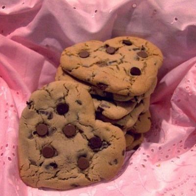 Heart Shaped Chocolate Chip Cookies, Shaped Chocolate Chip Cookies, Heart Shaped Chocolate, Cute Desserts, Food Trends, Food Obsession, Cafe Food, Pretty Food, Food Cravings