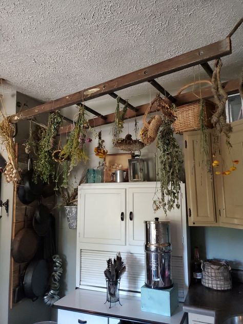 Wiccan Living Room, Kitchen Witch Decor Ideas, Cozy Witchy Home, Witchy Cabin Interior, Hobbit Aesthetic Home Decor, Witch Aesthetic Kitchen Decor, Witch Diningroom, Pagan Decor Home, Witchy Home Decor Witch Cottage