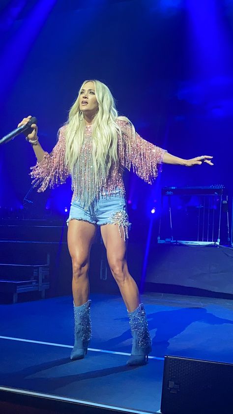 Carrie Underwood Songs, Carrie Underwood Legs, Famous Country Singers, Carrie Underwood Hair, Carrie Underwood Pictures, Carrie Underwood Style, Concert Attire, Carrie Underwood Photos, Nashville Outfits