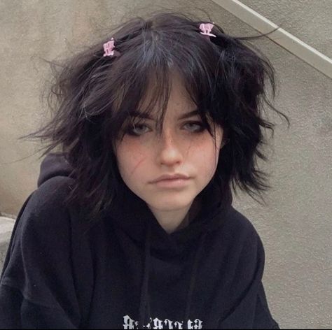 Short Fluffy Hair Aesthetic, Fluffy Hair Aesthetic, Short Fluffy Hair, Short Grunge Hair, Fairycore Aesthetic, Photographie Portrait Inspiration, Hair Aesthetic, Shot Hair Styles, Fluffy Hair