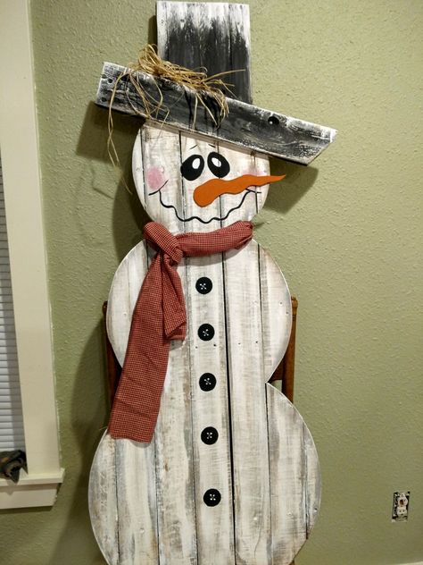 Pallet Projects Pallet Xmas Ideas, Christmas Pallet Projects, Pallet Projects Christmas, Pallet Snowman, Christmas Pallet, Pallet Wood Christmas Tree, Wood Snowman, Pallet Christmas Tree, Pallet Christmas