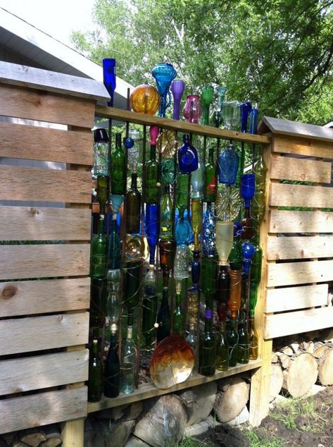 Privacy Fence with Great Bottle Shapes. Maybe morph into freestanding art for cactus garden OR use as fun trellis for rambling vines. Wine Bottle Fence, Living Fence, Bottle Tree, Glass Bottle Diy, Diy Fence, Fence Art, Bottle Garden, Bottle Wall, Fence Decor