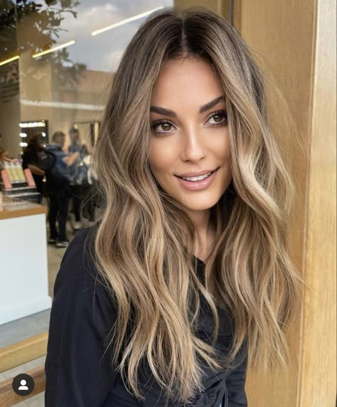 Rambut Brunette, Brunette Hair With Highlights, Brown Hair Balayage, Blonde Hair Inspiration, Balayage Brunette, Brown Blonde Hair, Hair Color Balayage, Hair Inspo Color, Light Hair