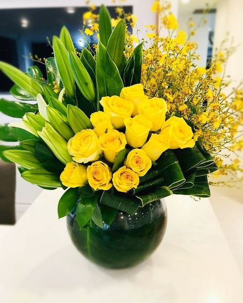 Yellow Floral Arrangements Modern, Yellow And Black Floral Arrangements, Yellow Rose Arrangements, Yellow Roses Arrangement, Flower Arrangements Design, Yellow Floral Arrangements, Bowl Arrangements, White Rose Centerpieces, Yellow Flower Arrangements