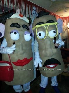 Costume Halloween Duo, Mr And Mrs Potato Head, Couple Halloween Costume, Mrs Potato Head, Halloween Duos, Halloween Kids Costumes Girls, Kostuum Halloween, Duo Costumes, Clever Halloween Costumes