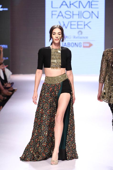 Arpita Mehta. LFW W/F 15'. Indian Couture. Lehenga Latest, Bridal Lehenga Wedding, Arpita Mehta, Fashion Week Winter, Indian Wedding Dresses, Indian Outfits Lehenga, Designer Bridal Lehenga, Salwar Kamiz, Traditional Indian Outfits