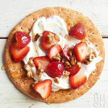 Yogurt-Berry Wrap Pita Bread Snacks, Pita Bread Breakfast, Pita Bread Ideas, Flatbread Pizza Toppings, Instant Ramen Hacks, Veggie Pita, Meal On The Go, Simple Meal Ideas, Ramen Hacks