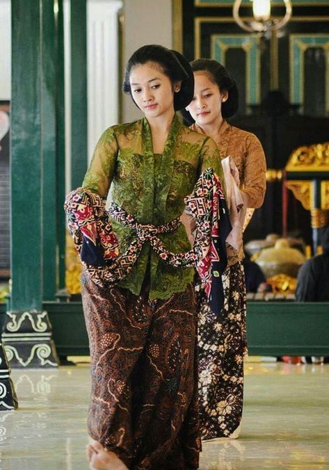 Figure Dancing, Indonesian Culture, Batik Clothing, Batik Kebaya, Kebaya Dress, Art Of Beauty, Traditional Dance, Traditional Clothing, Java