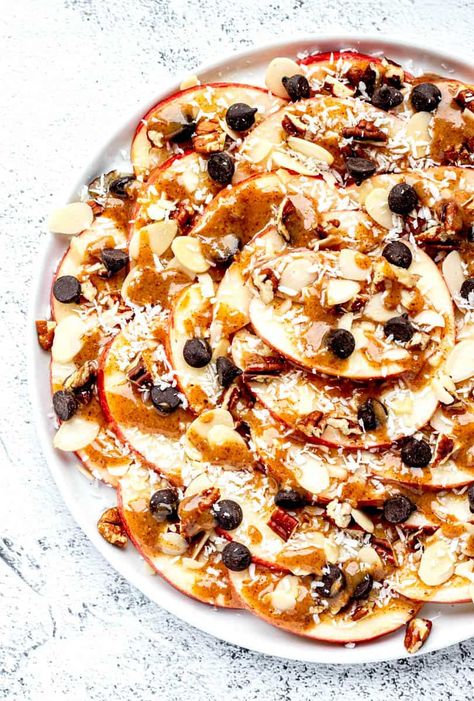 Apple Nachos Caramel Apple Nachos, Apple Nachos Recipe, Vegan Caramel Sauce, Vegan Caramel Apple, Apple Nachos, Sweet Potato Muffins, Vegan Caramel, Healthy Bars, Healthy Appetizer Recipes