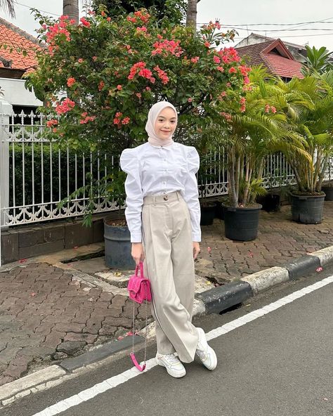 baju: link di bio no. 757 atau klik foto celana: link di bio no. 758 Ootd Vintage Hijab Casual, Ootd Vintage Hijab, Pastel Fits, Vintage Hijab, Kemeja Jeans, Ootd Vintage, Ootd Hijab Casual, Vintage Ootd, Blouse Casual Fashion