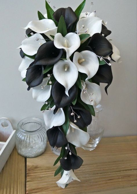 Black And White Calla Lily Bouquet, Black Calla Lily Bouquet, Bridal Bouquet Black And White, Black And White Bridal Bouquet, Lilly Bouquet Wedding, Mom Bouquet, Tulip Bouquet Wedding, Calla Lillies Bouquet, White Wedding Flowers Bouquet