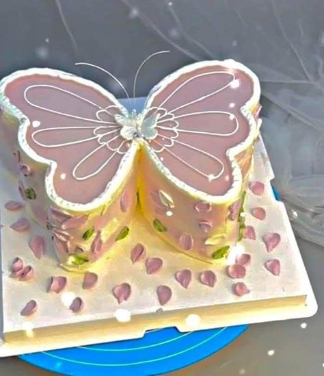 Butterfly Shaped Cake, Butterfly Cake Design, Quince Cake, 2 Layer Cakes, Cake Cute, Butterfly Birthday Cakes, Cake Maker, Butterfly Cake, Birthday Cakes For Women