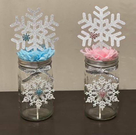 Snowflake Baby Shower Ideas, Frozen Tea Party, Winter Table Decorations, Snowflake Party, Baby Shower Party Themes, Snowflake Baby Shower, Baby Shower Table Decorations, Winter Centerpieces, Winter Wonderland Baby Shower