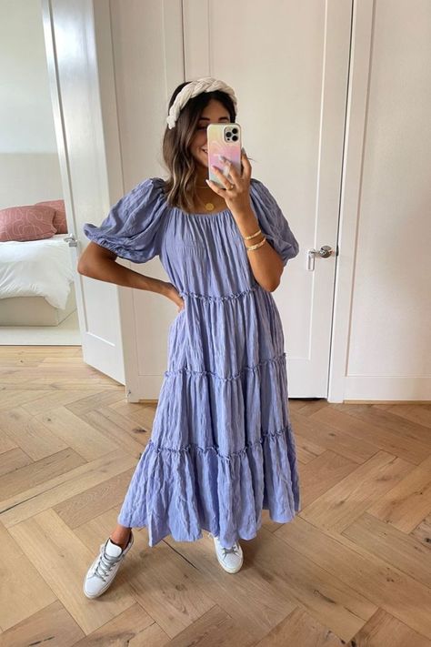 Fall outfit: midi dress, white heaband, Golden Goose sneakers. Style A Midi Dress, Dresses With Sneakers, Dede Raad, Midi Dress With Sneakers, Long Flowy Dress, Midi Dress White, Flowy Midi Dress, Goose Sneakers, Teacher Outfit