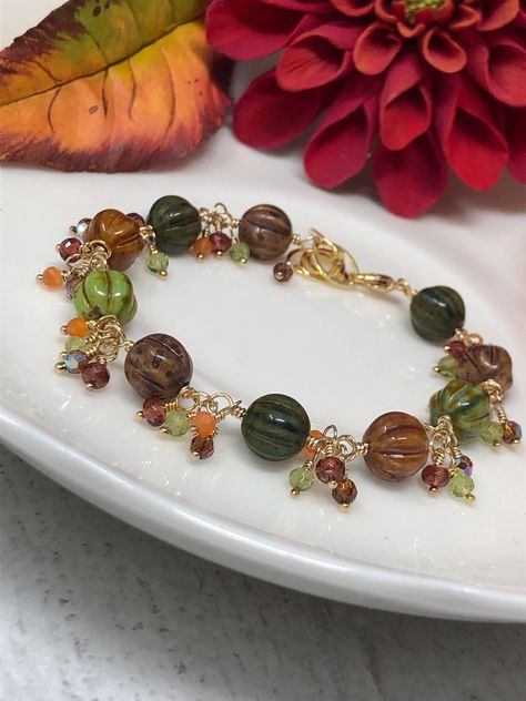 Fall Themed Beaded Bracelet, Fall Beaded Necklace Ideas, Fall Bracelets, Pumpkin Bracelet, Brown Crystals, Gold Halloween, Pumpkin Beads, Boho Jewelry Diy, Fall Bead