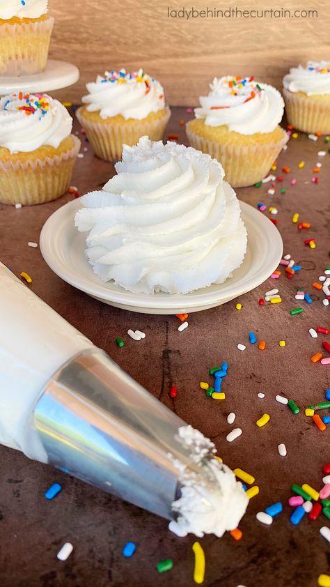 Icing With Crisco, Bakery Frosting Recipe, White Frosting Recipe, White Frosting Recipes, Wedding Cake Icing, Homemade Frosting Recipes, Frosting Recipes Easy, Whipped Frosting, Cake Frosting Recipe