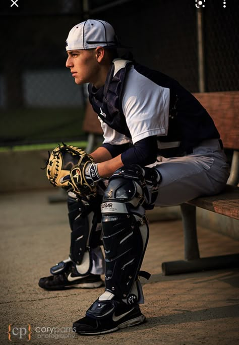 Baseball Senior Pictures With Mom, Baseball Team Pictures Poses, Baseball Team Pictures, Team Picture Poses, Baseball Senior Pictures, Boy Senior Portraits, Cap And Gown Pictures, Senior Portraits Male, Baseball Photography