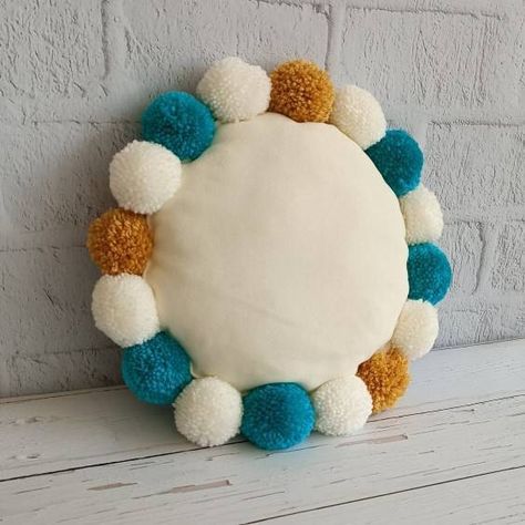 Pom Pom Throw Pillow, Diy Spotlight, Pom Pom Pillow, Embellished Pillows, Round Throw Pillow, Diy Knit Blanket, Christmas Pom Pom, Diy Knit, Pom Pom Throw