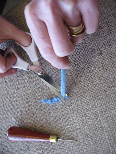 How To Rug Hook Tutorials, Rug Hooking Tools, Rug Making Kits, Rug Hooking Patterns Free, Rug Hooking Tutorial, Wool Hooking, Modern Rug Hooking, Rug Hooking Patterns Primitive, Hooking Rugs