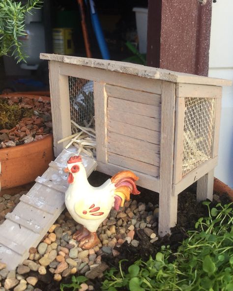 Balsa wood miniature fairy garden chicken coop that I made for Pauline's garden Farm Miniature Diy, Farm Diarama Ideas, Miniature Farm Diy, Miniature Chicken Coop, Garden Chicken Coop, Balsa Wood Crafts, Fairy Garden Farm, Miniature Farm, House Chicken