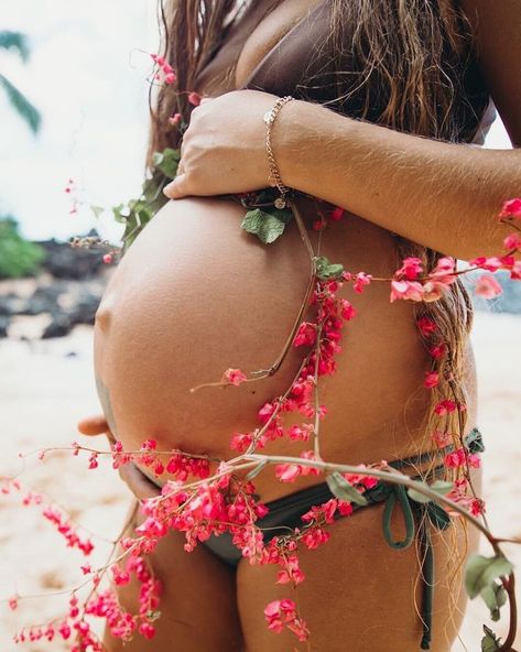 Natural Baby Skincare na Instagramu: „SUMMER BABY | 🌸 Take your pregnant belly to the beach and remember you're a beautiful, baby-growing wonder of nature! Bonus points for…“ Outtie Belly, Sickness Remedies, Morning Sickness Remedies, Beach Bod, Zinc Supplements, Vitamin B Complex, Morning Sickness, Baby Skin Care, Peppermint Oil