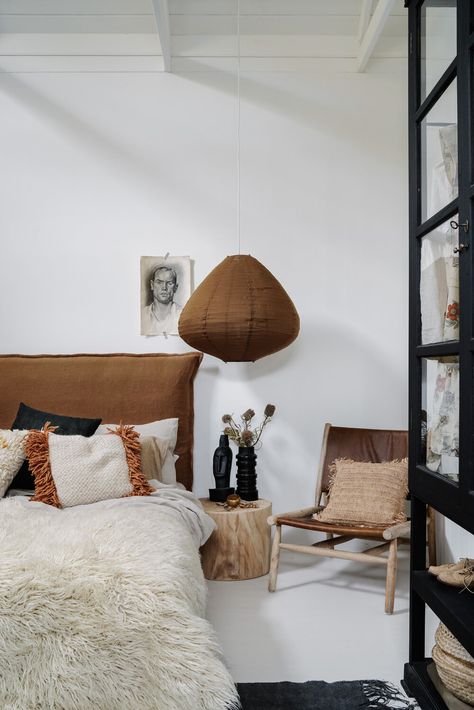 inspiring bedroom in Melbourne-based interior stylist, Lynda Gardener's home. / sfgirlbybay Organic Modern Bedroom, Dining Room Seating, Interior Vintage, Bright Homes, Cottage Design, Room & Board, Room Board, Cheap Decor, Organic Modern