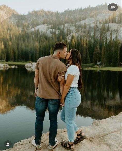 Simple Couple Photoshoot Outfits, Anniversary Pictures Couples 1 Year, Cute Poses For Pictures Couple, Cute Picture Poses With Boyfriend, Couple Shoot Poses Romantic Photo Ideas, Couple Photoshoot Jeans, Pictures Ideas With Boyfriend, Couple Spinning Around, Springtime Engagement Photos