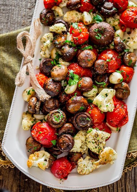 Italian Roasted Mushrooms and Veggies - absolutely the easiest way to roast mushrooms, cauliflower, tomatoes and garlic Italian style. Simple and delicious. Quick Chili, Chicken Italian, Makanan Italia, Italian Roast, Recipes Italian, Delicious Veggies, Resep Diet, Italian Christmas, Roasted Mushrooms