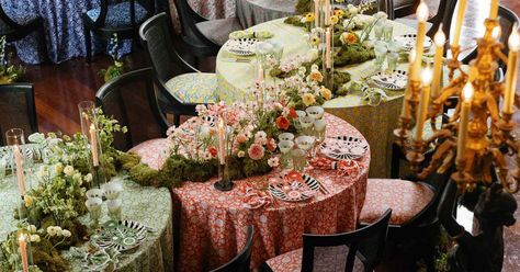 Round Wedding Tables Are Trending Again: Here's How to Arrange, Group, and Decorate Them Circular Tables Wedding Reception, Caterpillar Table Wedding, Cocktail Reception Wedding Layout, One Table Wedding Reception, Cocktail Area Wedding, Round Tables Wedding, Wedding Reception Table Setting Ideas, Round Table Wedding, Reception Table Layout