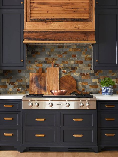 103+ Slate Backsplash Ideas - (Rustic Look!) #1 Trend Slate Tile Drawing Ocean, Slate Backsplash, Slate Kitchen, Blue Kitchen Cabinets, Brown Cabinets, Brown Kitchens, Cabin Kitchens, Classic Kitchen, Black Cabinets