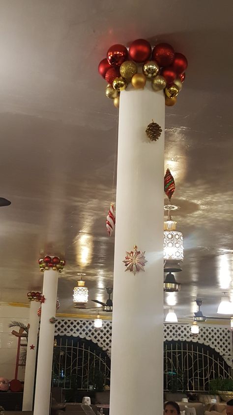 Christmas Decor For Pillars, Decorating Pillars For Christmas, Vintage Christmas Decorating, Pillar Decorations, Column Decoration, Diy Natal, Church Christmas Decorations, Diy Christmas Ornament, Christmas Decorating Ideas