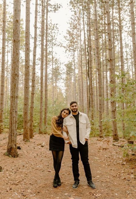 Fall Couple Pictures, Fall Photoshoot Ideas, Portret Feminin, Forest Engagement Photos, Fall Couple Photos, Fall Photo Shoot Outfits, Wedding Fotos, Engagement Photo Outfits Fall, Engagement Picture Outfits