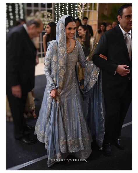 Menahel and Mehreen on Instagram: “Areesa Chinoy at her wedding reception in a handcrafted #menahelandmehreen bridal angarkha, lehnga and dupatta from the…” Menahel And Mehreen, Walima Bride, Nikkah Bride Dress, Pakistan Wedding, Shadi Dresses, Desi Wedding Dresses, Asian Bridal Dresses, Bridal Dresses Pakistan, Pakistani Wedding Outfits