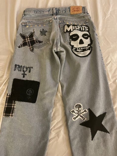 Diy Grunge Clothes, Patched Jeans Diy, Punk Fashion Diy, Patch Pants, Alt Clothes, Punk Patches, Upcycle Clothes Diy, Battle Jacket, Diy Jacket