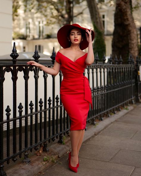 Black & red soul ❤️🖤 Dress @theprettydress use my code LIRA20 for -20% Hat @juste_un_chapeau | Instagram Hollywood Glamour Dress, Script Dr, Hollywood Vibes, Mode Pin Up, Retro Movies, Belle Outfit, Academia Aesthetic Outfit, The Pretty Dress Company, Hollywood Vintage