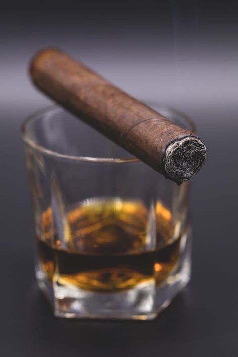 Coffee Tumblr, Whiskey Gifts, Cuban Cigars, Pipes And Cigars, Cigars And Whiskey, Fidel Castro, Irish Whiskey, Natural Food, Cigars