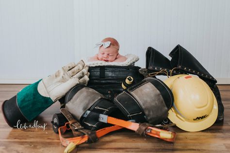 Lineman baby pictures with Addilyn Paige Shrieves. Photo credit to Leah Adkins Photography. Lineman Newborn Pictures, Lineman Baby Pictures, Lineman Gender Reveal Ideas, Lineman Baby Announcement, Motocross Baby, Baby Baker, Daughter Pictures, Lineman Shirts, Newborn Baby Photoshoot