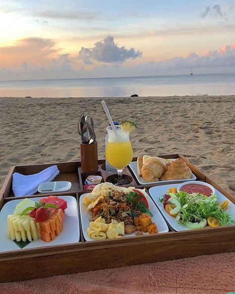 Throwback to this morning, Balinese breakfast on the beach at sunrise may never be topped.��😍🥗🍹 #GLWJbali #GLWJeats #sunrisebreakfast #sunrise_pics #breakfastgoals #breakfastideas Sunrise Breakfast Picnic, Picnic Date Ideas, Romantic Beach Picnic, Sunrise Breakfast, Breakfast Picnic, Breakfast On The Beach, Picnic Date, Perfect Picnic, Picnic Time